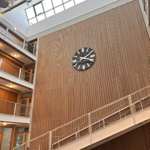 Große Wanduhr an einer Holzwand