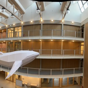 Blick in die Aula des Schulneubaus mit einem hängendem weißen Wal