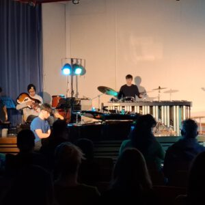 Eine Schülerband bei einem Konzert.