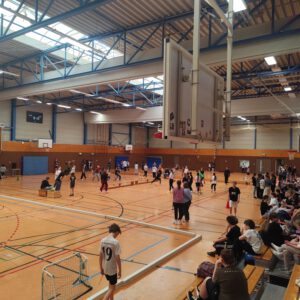 Sporthalle mit Schülern