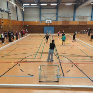 Sporthalle mit Schülern