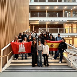 Gruppe von Schülern auf einer großen Treppe einer Schule