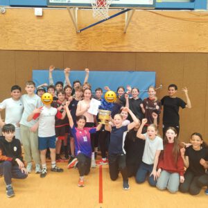 Gruppenfoto einer Klasse mit Siegerpokal